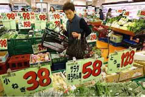 Konsumen berbelanja di sebuah toserba di Jepang